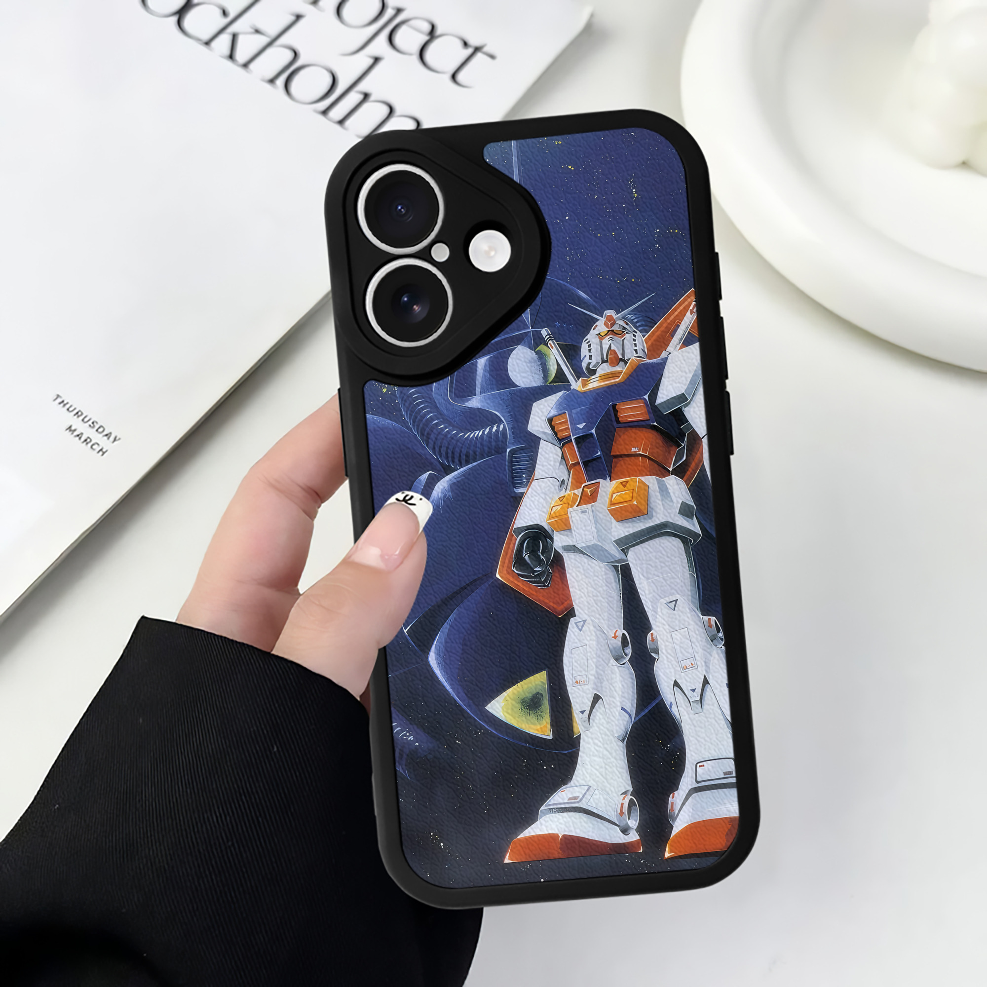 （画像用） 機動戦士ガンダム Mobile Suit Gundam 【iPhone 16シリーズ対応】シリコンスマホケース（レザー調） 材質：シリコン